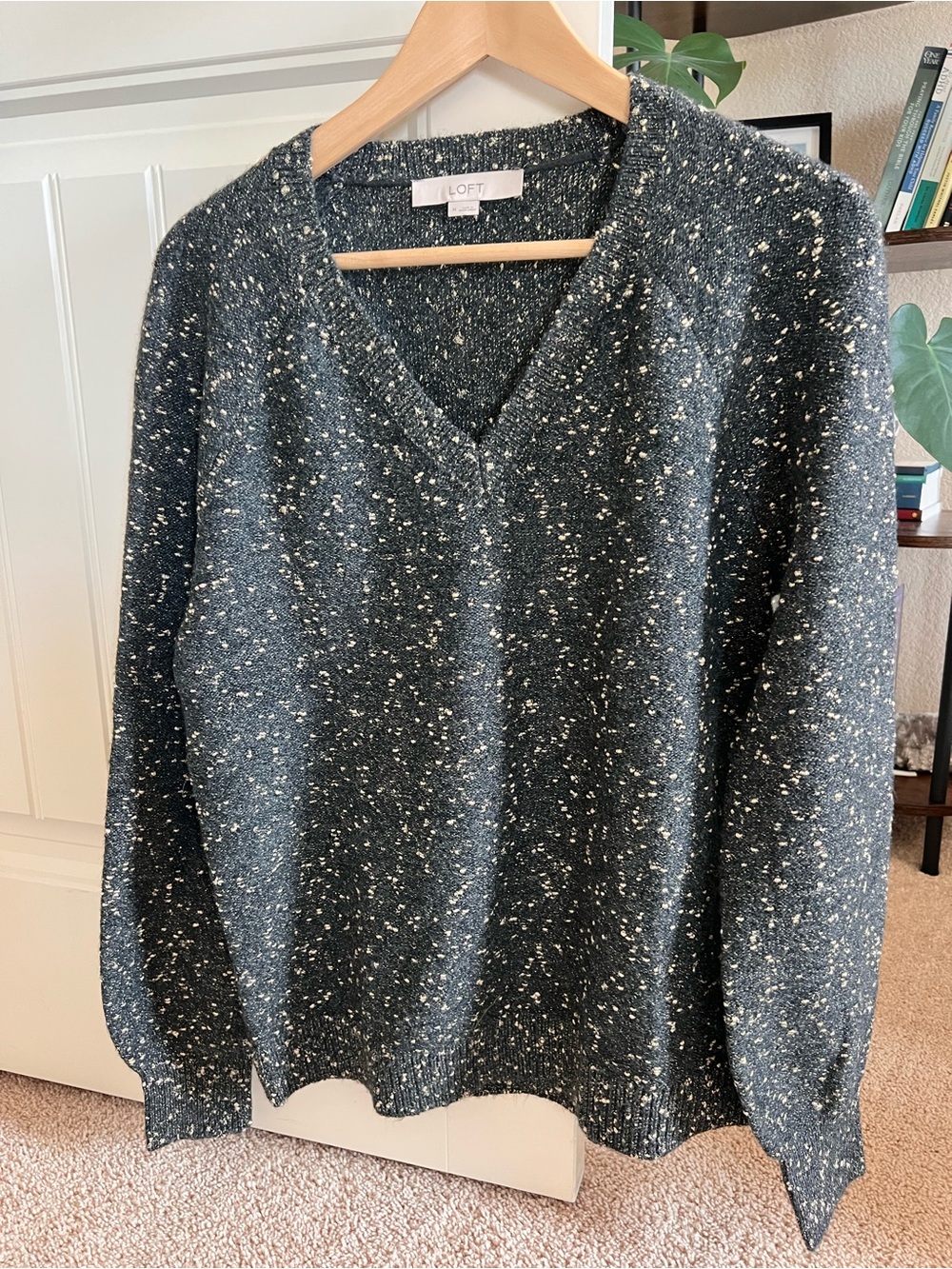 Loft Women's Dark Gray Speckled V-Neck Sweater
